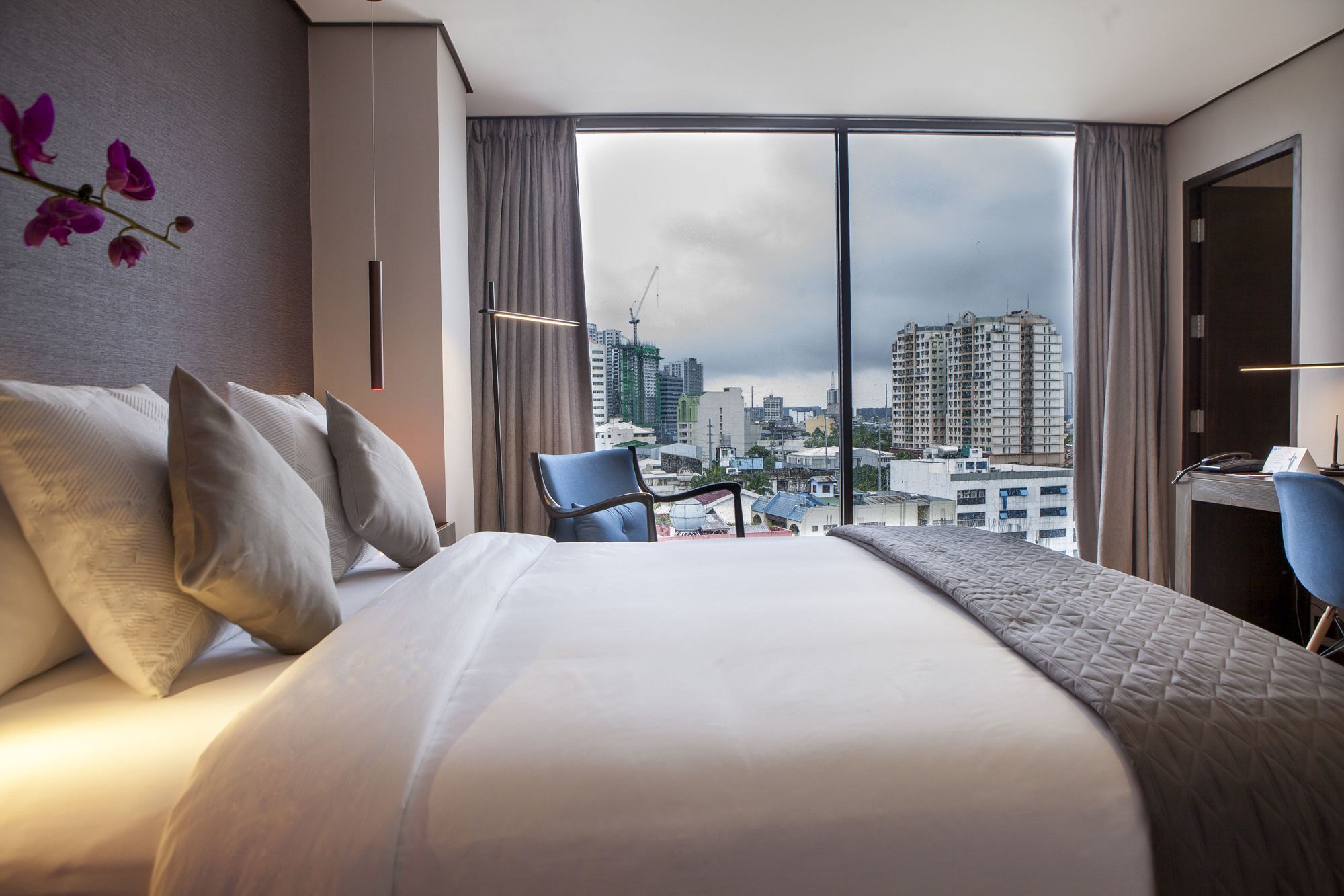 Ramada Encore By Wyndham Makati Makati City Bagian luar foto